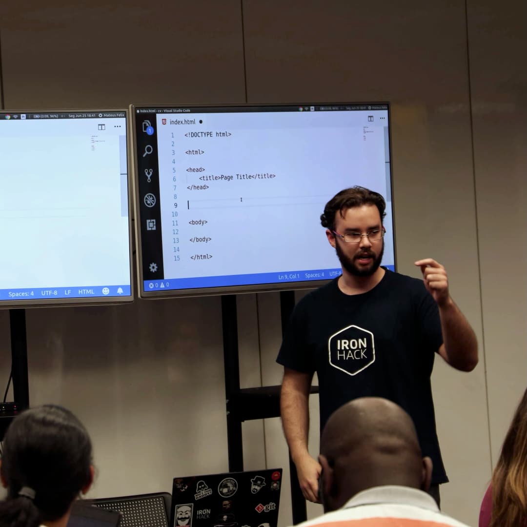 Mateus em workshop sobre introdução ao HTML